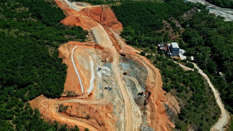 Construyendo-Un-Camino-A-Través-De-La-Montaña-A-Lo-Largo-Del-Río-Pineios-En-Kalampaka,-Grecia