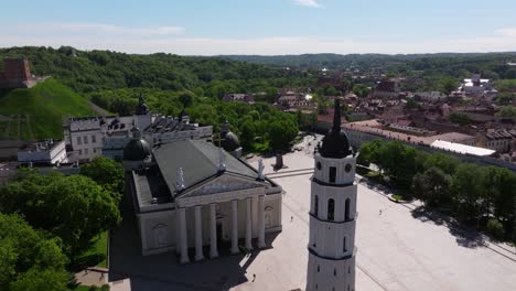 Vorwärts-Drohnenaufnahme-über-Der-Kathedrale-Von-Vilnius,-Dem-Glockenturm-Und-Dem-Hauptplatz