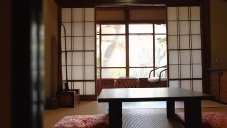 Stühle-Und-Schreibtische-In-Einem-Zimmer-Im-Vintage-Stil-Im-Japanischen-Stil
