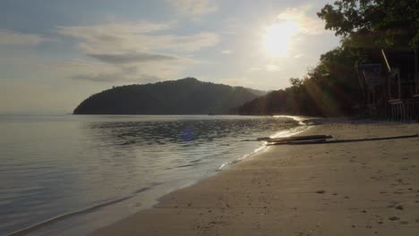 Leerer-Sandstrand-Auf-Der-Insel-Kri-Bei-Sonnenuntergang,-Raja-Ampat-Archipel,-Neuguinea-In-Indonesien