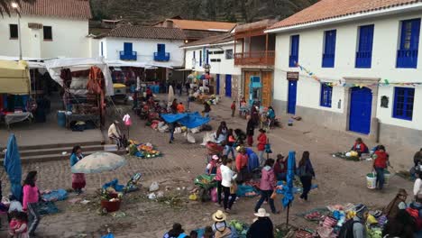 Gente-Ocupada-En-La-Sección-De-Frutas-Y-Verduras-Del-Mercado-De-Pisac-En-El-Valle-Sagrado,-Perú.