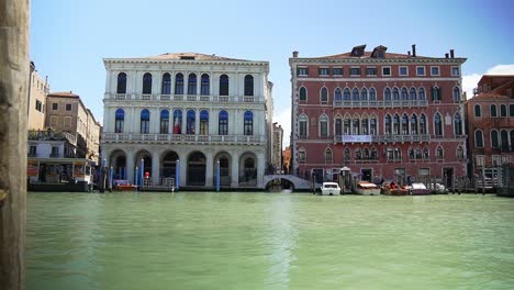 Canale-Grande-In-Venedig-Mit-Malerischen-Architektonischen-Gebäuden-An-Sonnigen-Tagen