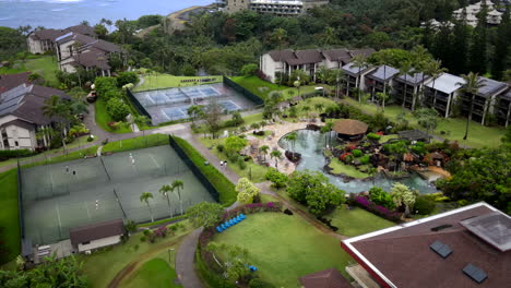 Luftaufnahme-Der-Resort-Annehmlichkeiten:-Pool,-Tennisplätze-Und-Eigentumswohnungen-Auf-Kauai