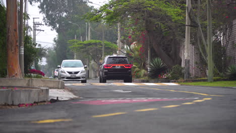 Stabile-Sicht-Auf-Vorstadtstraßen-Und--viertel-Mit-Autos,-Die-über-Bremsschwellen-In-La-Molina-In-Der-Nähe-Von-Lima,-Peru-In-Südamerika-Fahren