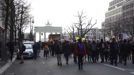 Menschenmenge-Marschiert-Friedlich-Zum-Brandenburger-Tor-Während-Des-Artikel-13-Protestes,-Berlin,-Deutschland