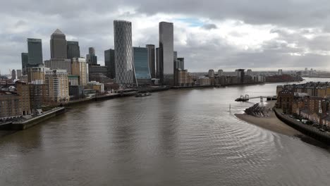 Distrito-Financiero-De-Canary-Wharf-Londres-Reino-Unido-Vista-Aérea-De-Drones-Sobre-El-Río-Támesis