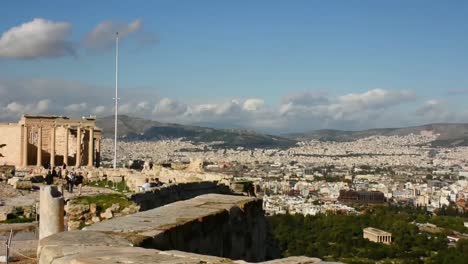 El-Edificio-Erecteion-Y-El-Pórtico-De-Las-Cariátides-En-La-Acrópolis-De-Atenas,-Grecia.