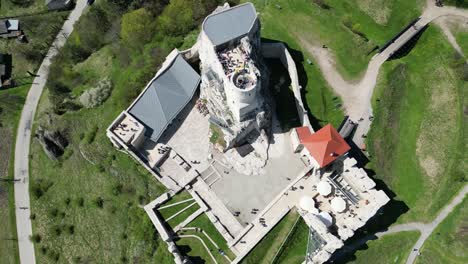 Mittelalterliche-Burg-Mit-Turm,-Mauern,-Sonnenschirmen-Und-Innenhof-An-Einem-Schönen-Sommertag,-Umgeben-Von-üppigem-Grün,-Gras-Und-Bäumen