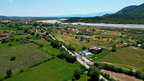 Hotelresort-Mit-Swimmingpool-In-Ländlicher-Landschaft,-Griechische-Luftaufnahme