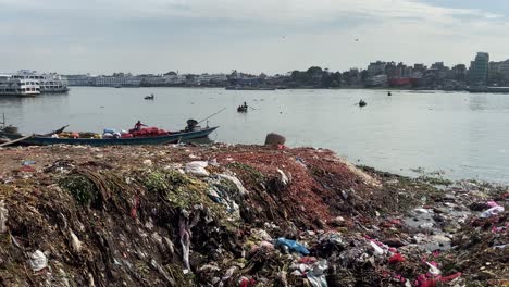 Schlechte-Bedingungen-Und-Menschliche-Aktivitäten-Führen-Zu-Wasserverschmutzung-An-Den-Ufern-Des-Flusses-Buriganga