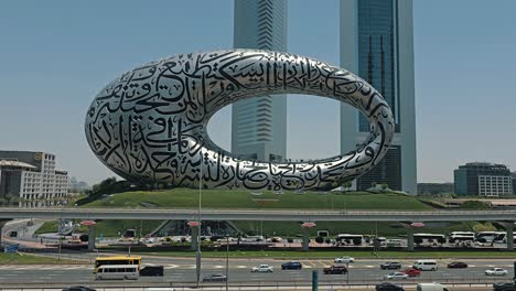 Una-Vista-Impresionante-Del-Museo-Del-Futuro-De-Dubai,-Junto-Con-La-Carretera-Sheikh-Zayed-Y-El-Tráfico-De-La-Ciudad.