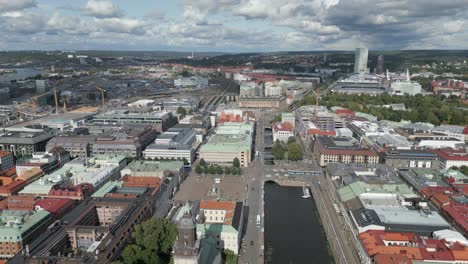 Vista-Aérea-Del-Canal-Del-Puerto-De-Stora-Hamnkanalen-En-Gotemburgo,-Suecia