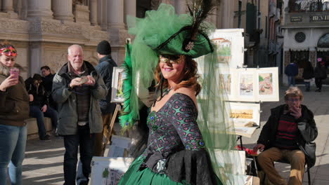 Venecia,-Italia-18-De-Febrero-De-2017:-Máscara-De-Carnaval-Y-Poses-De-Disfraces-En-La-Plaza-De-San-Marcos