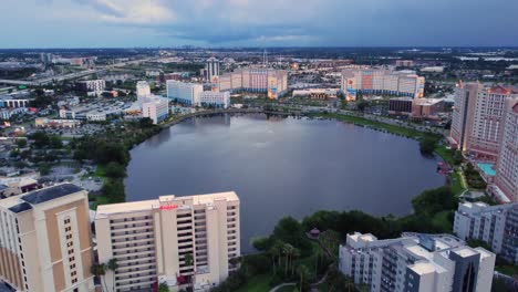 Hotels-Und-Resorts-Am-Seeufer-Mit-Blick-Auf-Sandy-Lake,-Orlando,-Florida