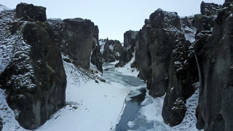 Island-Schlucht-Mit-Fließendem-Wasser-Und-Eis