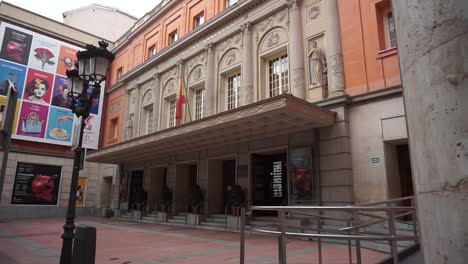 Dropping-tilt-reveal-shot-of-Teatro-de-la-Zarzuela-in-Madrid,-Spain