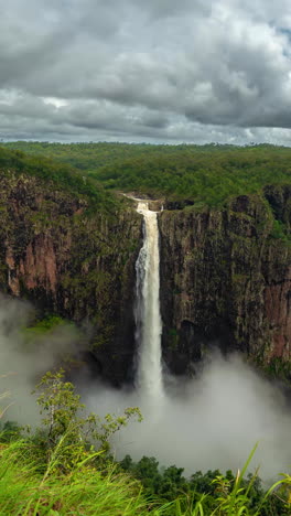 Vertikaler-4K-Zeitraffer,-Wallaman-Falls,-Naturdenkmal-Von-Queensland,-Australien-Unter-Tiefen-Wolken