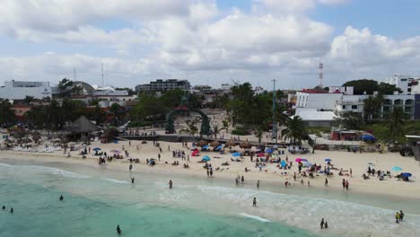 Touristen-Genießen-Einen-Sonnigen-Tag-Am-Strand-Fundadores-In-Playa-Del-Carmen