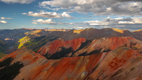 Zeitraffer,-Red-Mountain-Pass,-Colorado,-USA,-Wolken-Und-Schatten-Ziehen-über-Den-Roten-Hügeln