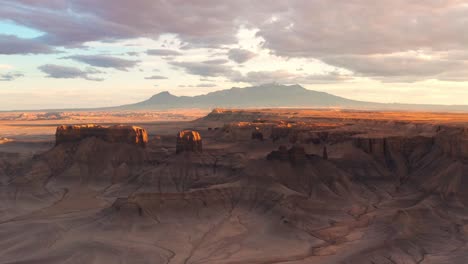 Utah-Berge-In-Der-Wüste-Drohnenaufnahme-Erstaunliche-Landschaft