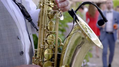 Saxophonist-playing-in-slow-motion-upward
