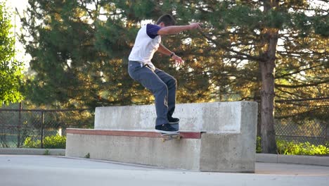 Skateboardtrick-Bei-Sonnenuntergang-Im-Skatepark