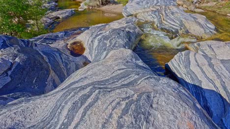 Goldener-Sonnenaufgang-über-Dem-Sabino-Creek,-Der-Durch-Marmorierte-Felsen-Im-Sabino-Canyon-Fließt