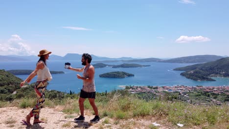 Ein-Junges-Paar-Posiert-An-Einem-Aussichtspunkt-Oberhalb-Der-Stadt-Nidri,-Griechenland