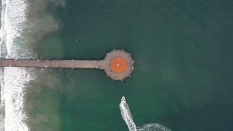 Top-Down-View-Over-Manhattan-Beach-Pier-In-California,-USA---Drone-Shot