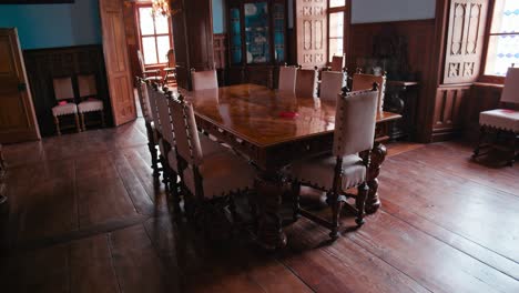 Opulent-dining-room-in-Trakošćan-Castle,-Croatia,-featuring-a-grand-wooden-table-and-antique-chairs