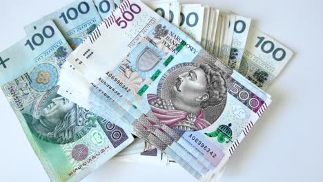Polnische-Banknoten-Liegen-Auf-Dem-Tisch,-Draufsicht