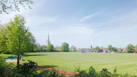 Vista-De-La-Catedral-De-Norwich-Sobre-El-Campo-De-Deportes-Escolares