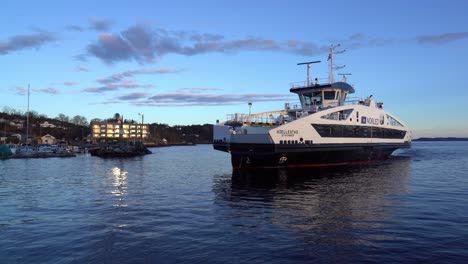 Ferry-De-Pasajeros-Eléctrico-Que-Llega-Al-Puerto-De-Klokkarvik,-Noruega