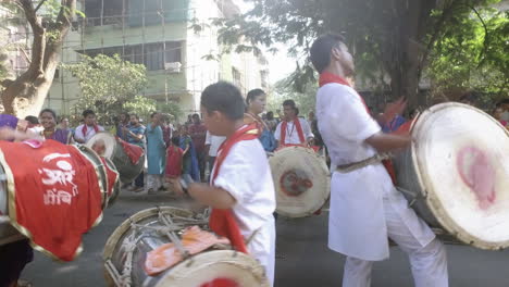 Niño-Indio-Tocando-Con-Instrumentos-Indios-Dhol-Tasha-En-Las-Calles-De-Mumbai-En-Vísperas-Del-Festival.