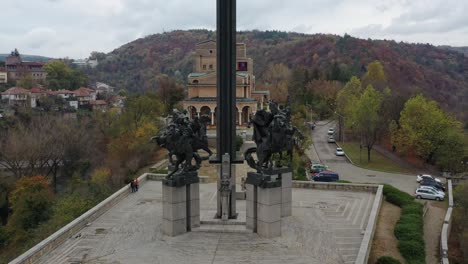 Luftaufnahmen-Der-Asen-Dynastie-In-Veliko-Tarnovo-Im-Herbst