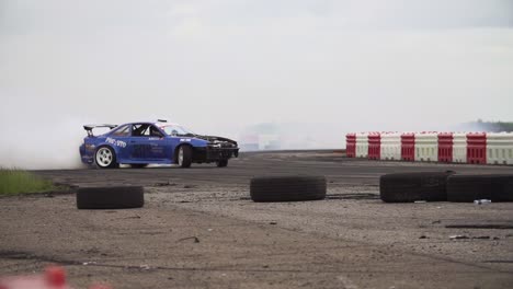 Blauer-Nissan-Silvia-S14-Ohne-Motorhaube-Driftet-Und-Blockiert-Die-Hinterräder-In-Super-Zeitlupe