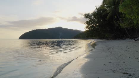 Playa-Desierta-En-La-Isla-Kri,-Archipiélago-De-Raja-Ampat,-Nueva-Guinea-En-Indonesia