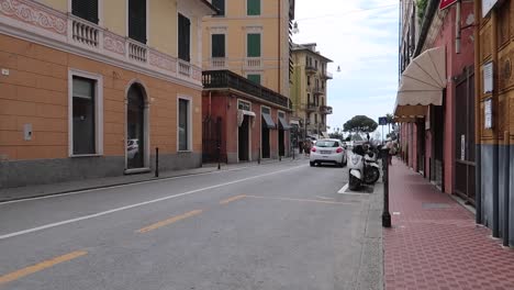 Autos-Fahren-Auf-Schmalen-Straßen-In-Genua-Italien-Morgen-Pendeln