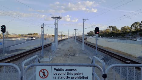 Líneas-Ferroviarias-Y-Tráfico-De-Autopista-Visto-Desde-El-Final-De-La-Plataforma.