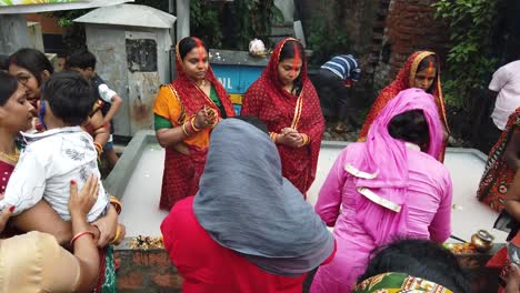 Indian-women's-performing-chatt-puja-in-Kolkata-in-the-road