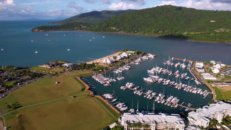 Luftaufnahme-Des-Yachthafens-Von-Airlie-Beach,-Queensland,-Australien-An-Einem-Sonnigen-Abend,-Drohnenaufnahme