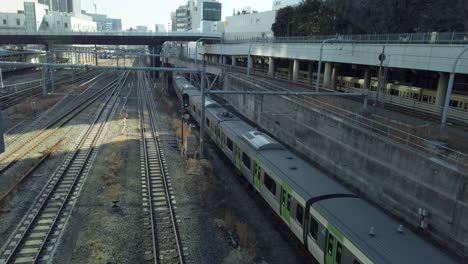 Dos-Trenes-En-La-Estación-De-Shinjuku-En-Tokio,-Japón,-Se-Cruzan-En-Un-Día-Soleado