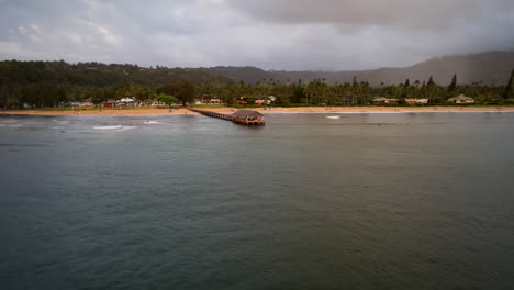 Zoom-Aéreo-Sobre-El-Nublado-Muelle-Hanalei