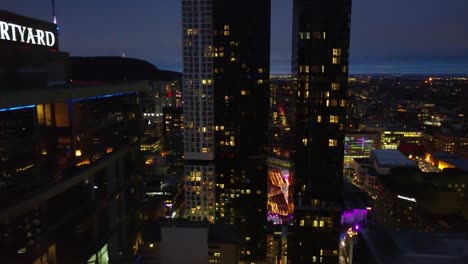 Luftaufnahme-Einer-Drohne-Von-Der-Wunderschönen-Städtischen-Landschaft-Der-Innenstadt-Von-Montreal-Bei-Nacht,-Vorbei-An-Und-über-All-Die-Hohen-Gebäude