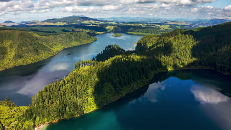 Las-Sombras-De-Las-Nubes-Pasan-Sobre-El-Famoso-Lago-Azul-Y-El-Lago-Verde-Cerca-De-Rotorua,-Nueva-Zelanda