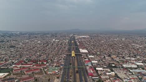 Hiperlapso-Aéreo-Sobre-Importante-Avenida-En-Ecatepec,-Cdmx