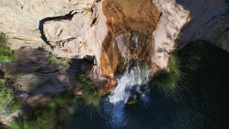 Cascada-Y-Arroyo-Con-Vistosas-Aguas-Color-Turquesa