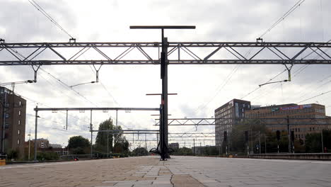 Timelapse-De-ángulo-Bajo-Del-Paso-De-Trenes-Eléctricos-En-La-Estación-Central-De-Trenes-De-Leiden-En-Países-Bajos