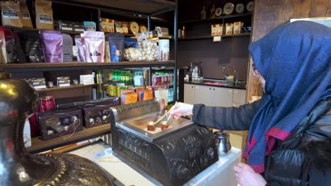 Trabzon,-Turquía:-Una-Mujer-Turca-Que-Prepara-Café-De-Manera-Tradicional,-Resaltando-El-Patrimonio-Cultural-Y-El-Rico-Aroma-Del-Café-Turco-Recién-Hecho