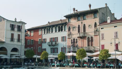 people-dining-outdoors-in-Desenzano-del-Garda-restaurants